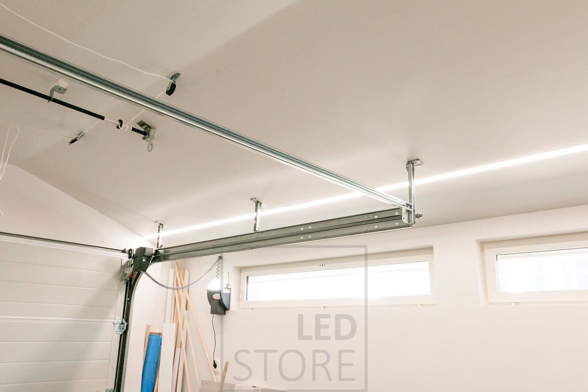 Autotallin valaistuksena led nauhat leveässä uppoprofiilissa. Profiilin sisällä kaksi led nauhaa. Ledstore.fi