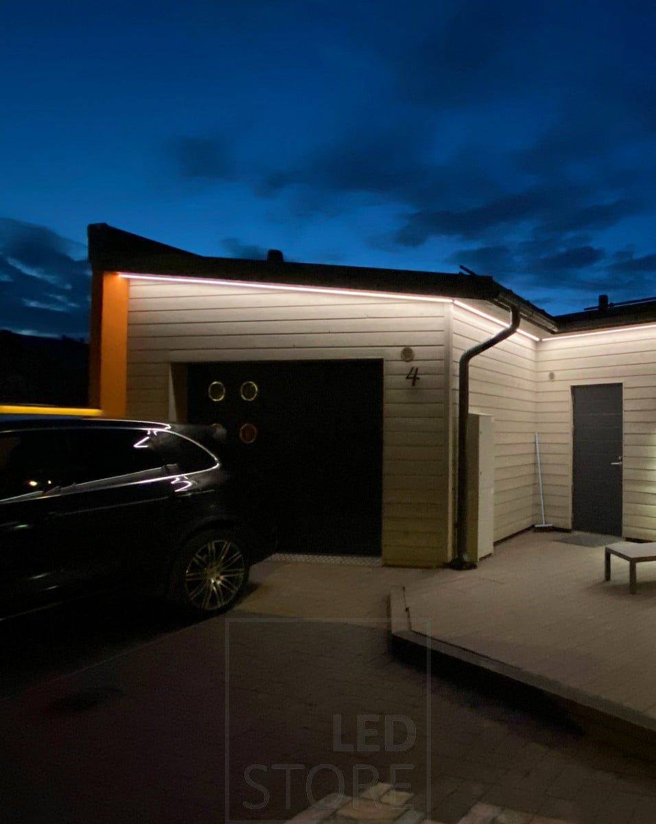 Led nauha räystäässä valaisemassa epäsuoraa valoa julkisivuun ja pihaan. Ledstore.fi