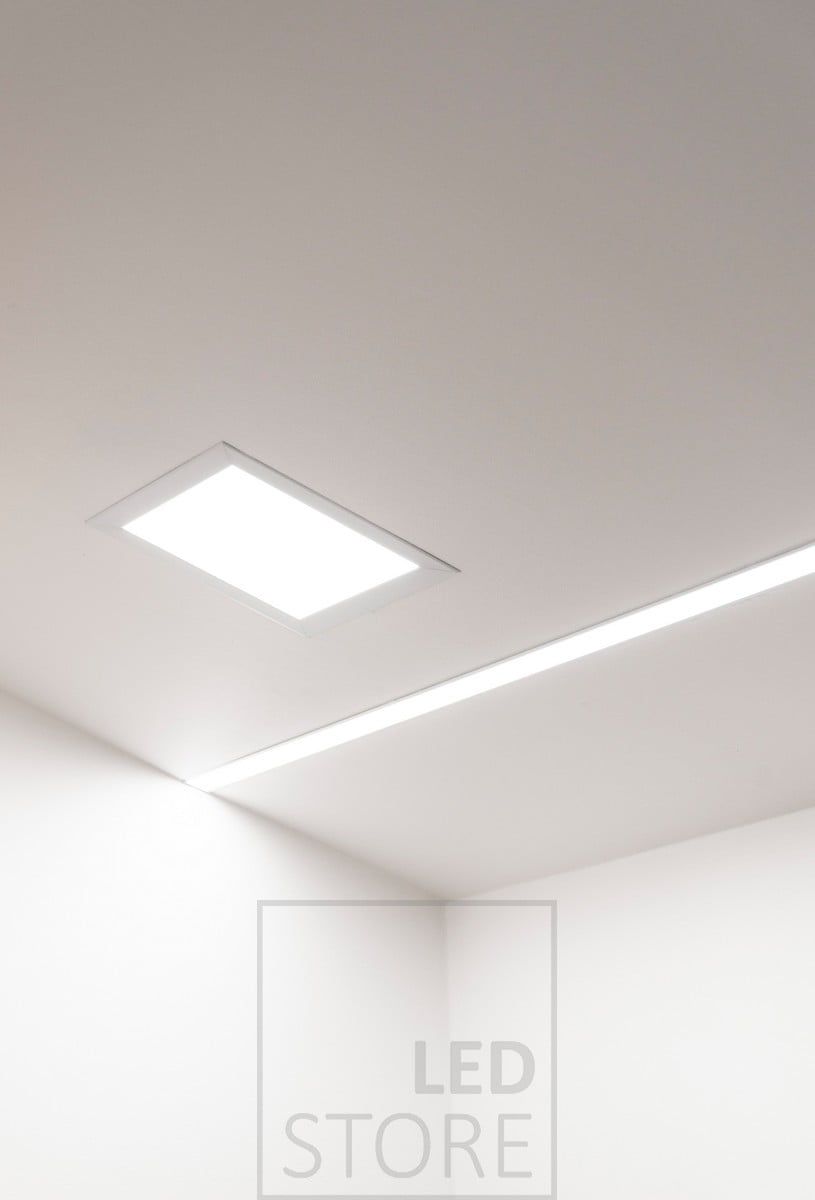 Paneelivalaisin ja leveä uppoprofiili. Leveässä uppoprofiilissa 2 led nauhaa sisällä. Ledstore.fi