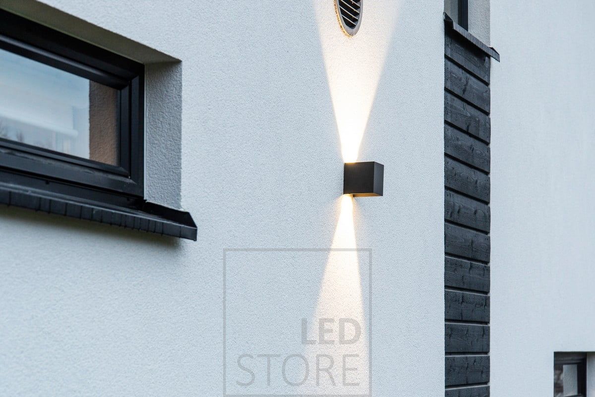 Julkisivun seinässä kahteen suuntaan valaiseva himmennettävä FUNK seinävalaisin. Ledstore.fi