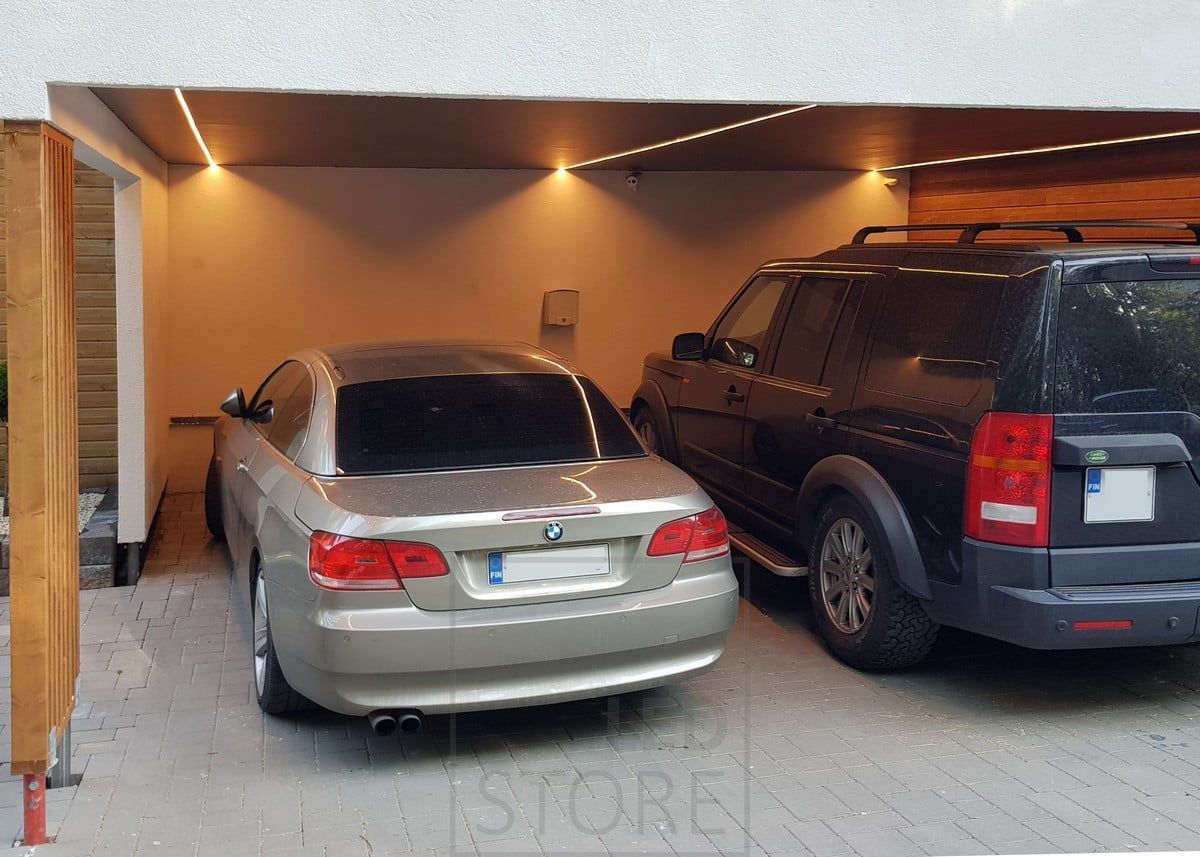 Autokatoksen katossa led nauhat kapeassa pintaprofiilissa valaisemassa autojen sivut ja tuomassa valon sinne missä sitä kaipaa. Ledstore.fi
