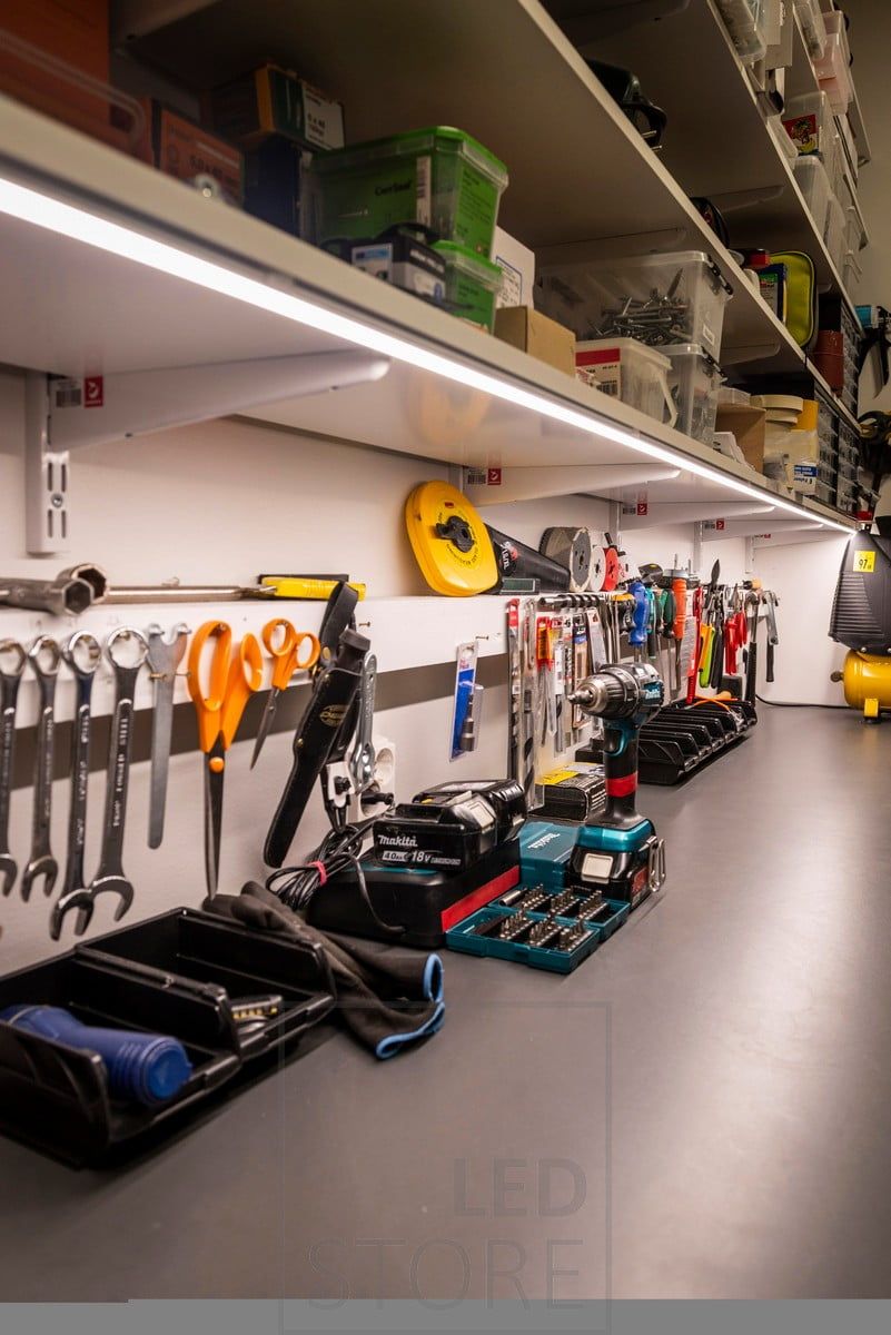 Led nauha hyllyn pohjassa valaisemassa työpistettä varastossa. Ledstore.fi