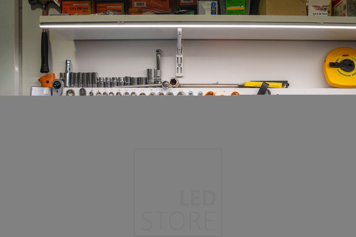 Led nauha hyllyn pohjassa valaisemassa työpistettä ja työkaluja. Ledstore.fi