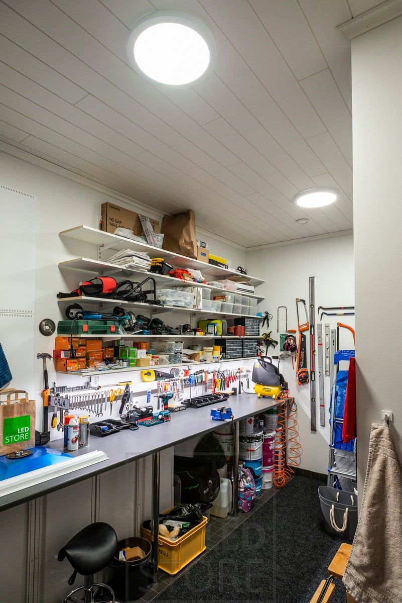Työpisteellä varastossa isot plafondivalaisimet katossa. Ledstore.fi
