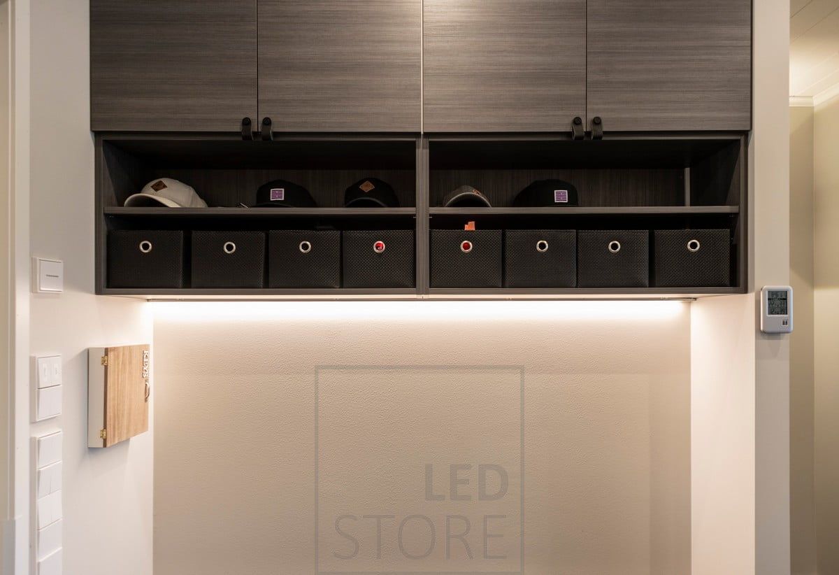 Seinäkaapin pohjaan kiinnitetty led-lista valaisemaan epäsuorasti tilaa. Ledstore.fi