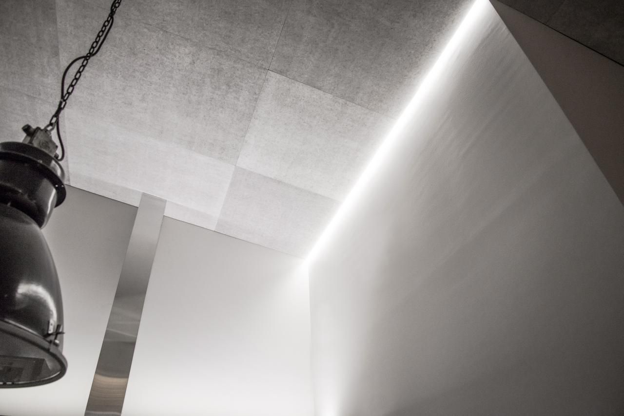 Vihreä tausta, valkoinen neliö keskellä, 'LED STORE' pinottuilla valkoisilla isoilla kirjaimilla LED-valaistusliikkeeseen.