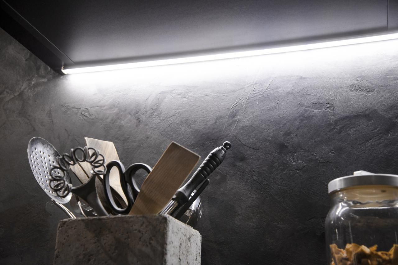 Vihreä tausta ja valkoinen neliö, jossa on "LED STORE" lihavoitu isoilla kirjaimilla korostaen energiatehokkaita valaistusratkaisuja.