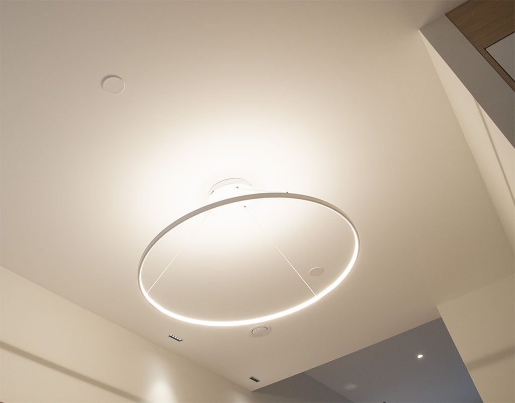 Vihreä tausta, valkoinen neliö keskellä ja teksti "LED STORE" lihavoituin isoilla kirjaimilla korostaen energiatehokkaita valaistusratkaisuja.