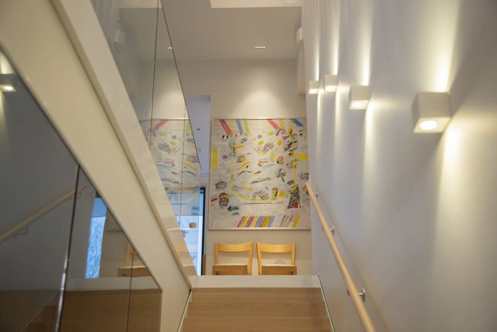 Porrasvalaistuksena ylöspäin ja alaspäin valaisevat seinävalaisimet XL Cubic, CCT, tauluvalona LINJA5. © LedStore