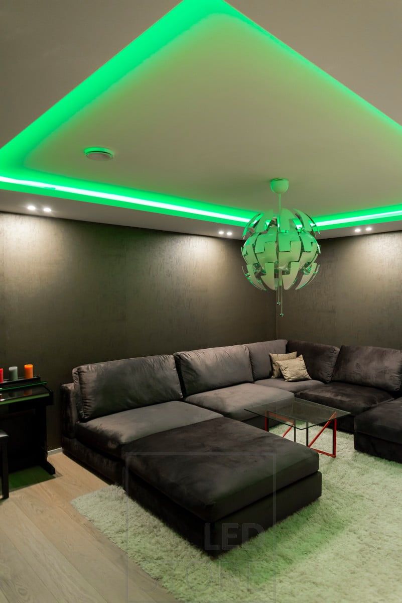 Led nauha RGB+W lipassa valaisemassa epäsuorasti. Värit ovat säädettävissä portaattomasti. Ledstore.fi