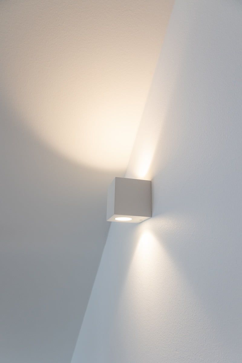 Kahteen suuntaan valaiseva seinävalaisin CUBIC ©LedStore