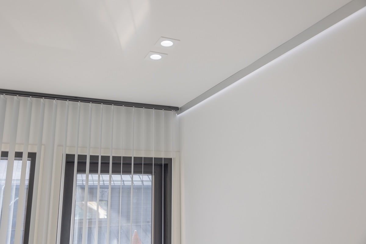 Kiinteä Kantti 9W spotit on ryhmitelty pareiksi. Katon rajassa valoa tuo led-nauha alumiiniprofiilissa. Valoja ovidaan käyttää joko samaan tai eri aikaan. ©LedStore
