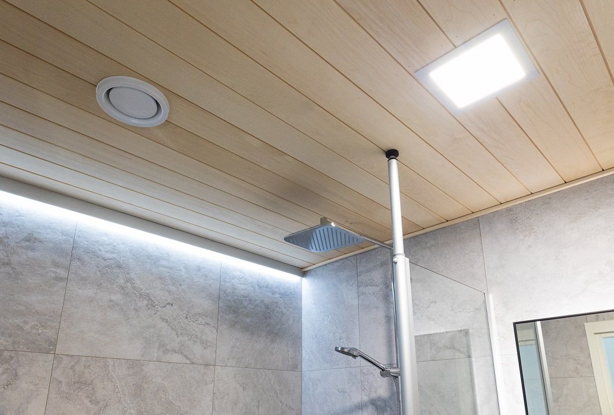 Epäsuora led-nauhavalaistus säädettynä kylmälle värilämpötilalle. Yleisvalaistus tulee vesitiiviistä Paneeli200 valaisimista. ©LedStore