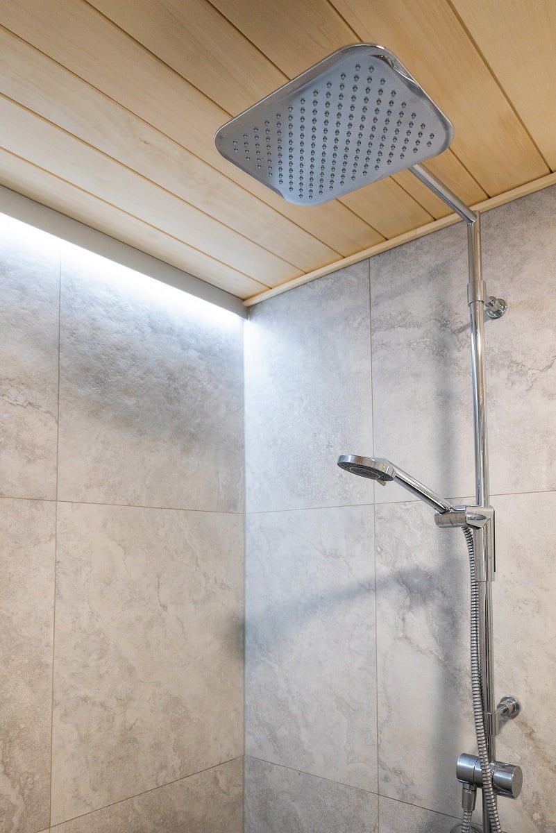 Alumiiniprofiililla led-nauhavalaistuksesta tulee tyylikäs ja roiskevesitiivis. ©LedStore