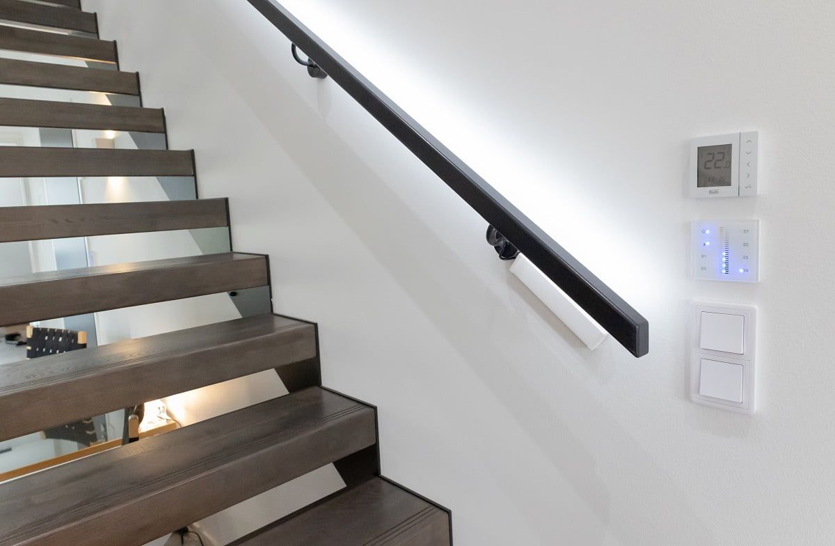 Portaikon käsijohteessa valaisee värilämpötilasäädettävä led-nauha alumiiniprofiilissa. ©LedStore
