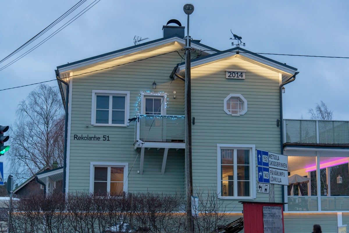 Räystäässä led nauhat valaisemassa julkisivua epäsuoralla valolla. Ledstore.fi